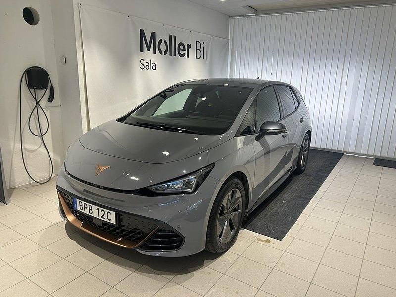 Ljusgrå (vapor grey) Begagnad 2023 Cupra Born Halvkombi | 249 000 kr (Marknadspris) - Bild 1/4