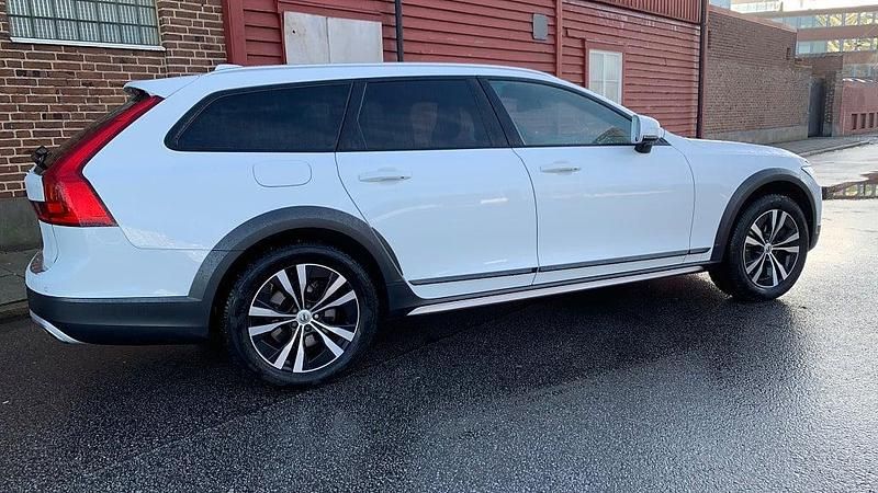 Begagnad Volvo V90 CC Momentum 190 HK (139 kW) 2019 Vit Kombi