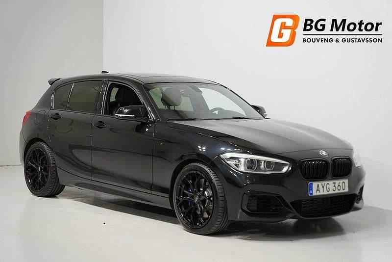 Svart Begagnad 2016 BMW M135 Halvkombi | 319 800 kr (Dyr) - Bild 1/4