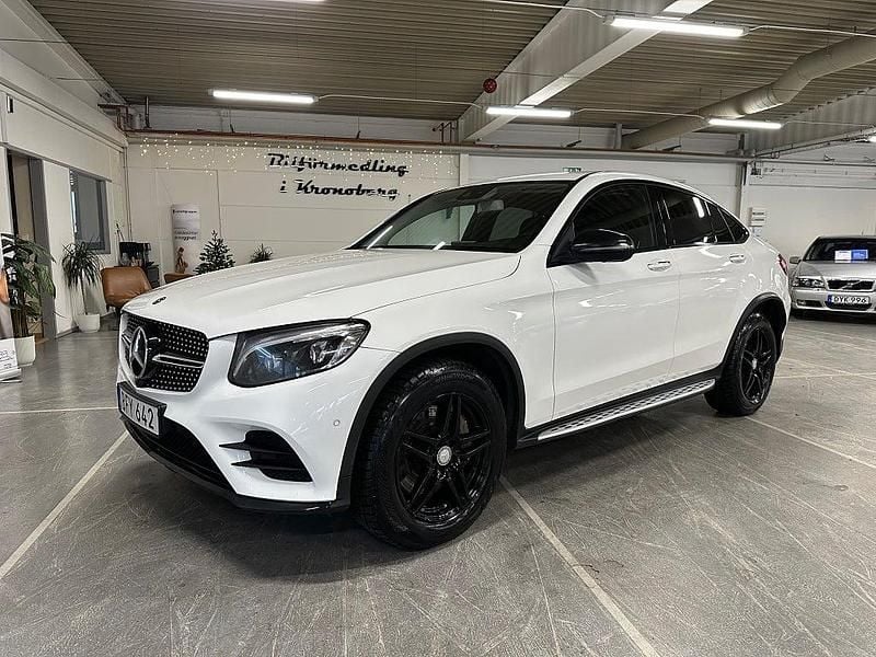 Vit Begagnad 2017 Mercedes GLC220 AMG line Sportkupé | 209 900 kr (Marknadspris) - Bild 1/4