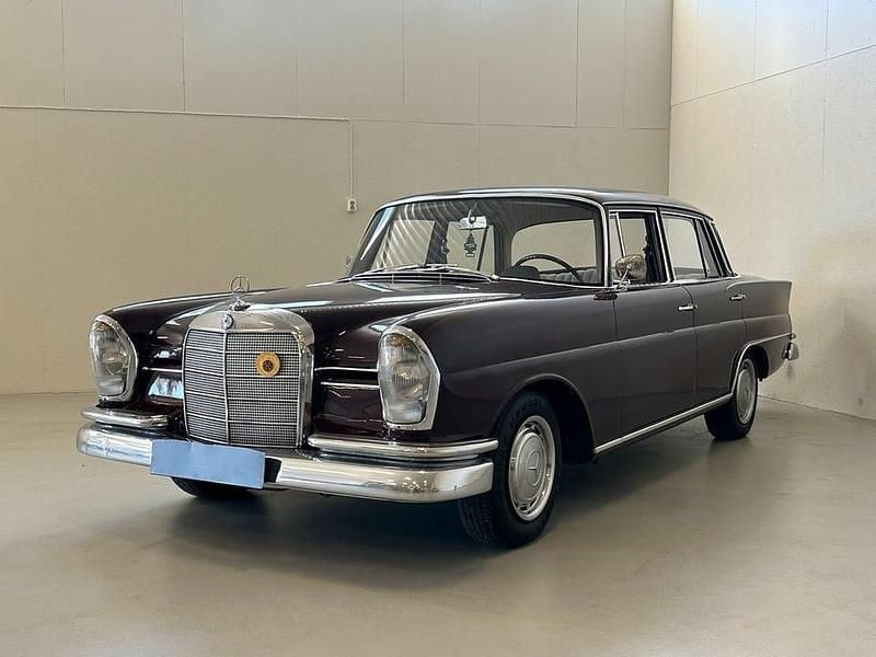 Lila Begagnad 1965 Mercedes 220 Sedan | 189 000 kr - Bild 1/4