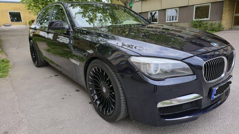 Svart Begagnad 2011 BMW 740 M Sport Sedan | 229 000 kr - Bild 1/4