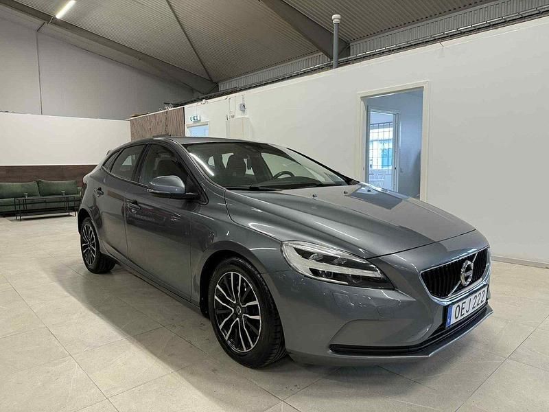 Grå Begagnad 2016 Volvo V40 Kombi | 159 900 kr (Marknadspris) - Bild 1/4