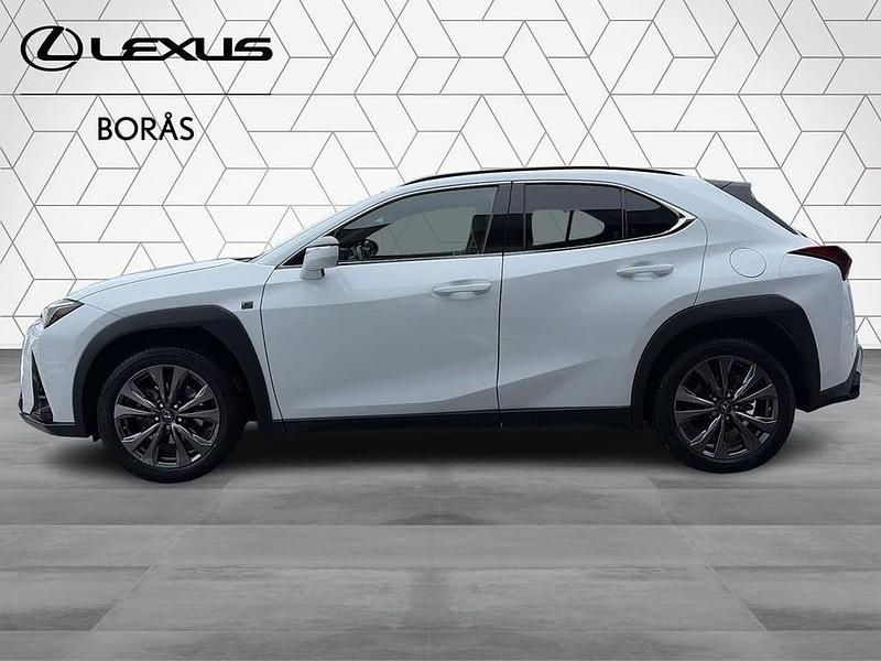 Begagnad Lexus UX 250h Sport Design Packet 186 HK (136 kW) 2023 Vit SUV