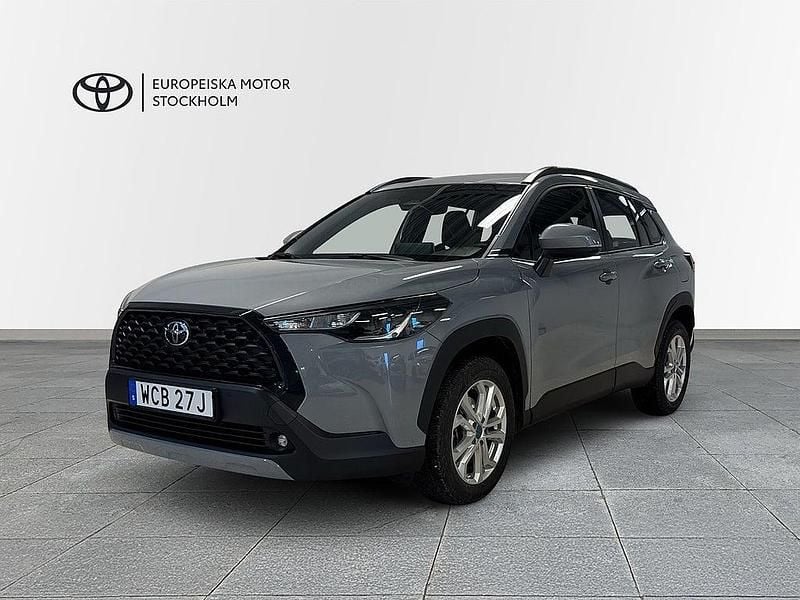 Grå Begagnad 2025 Toyota Corolla Cross Active SUV | 329 900 kr (Bra pris) - Bild 1/4