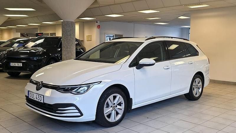 Vit Begagnad 2023 VW Golf VIII Kombi | 269 900 kr (Marknadspris) - Bild 1/4