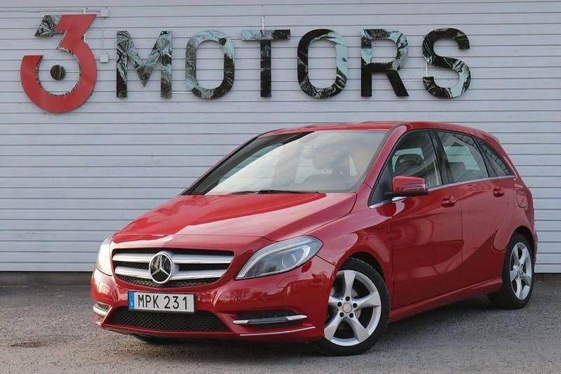 Röd Begagnad 2014 Mercedes B180 Minibuss | 135 900 kr (Marknadspris) - Bild 1/4