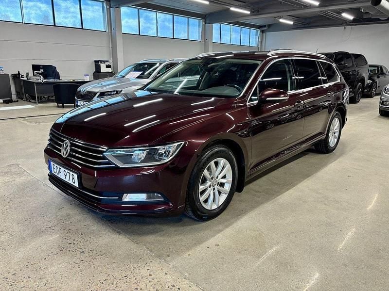 Mörkröd Begagnad 2016 VW Passat Kombi | 139 900 kr (Marknadspris) - Bild 1/4