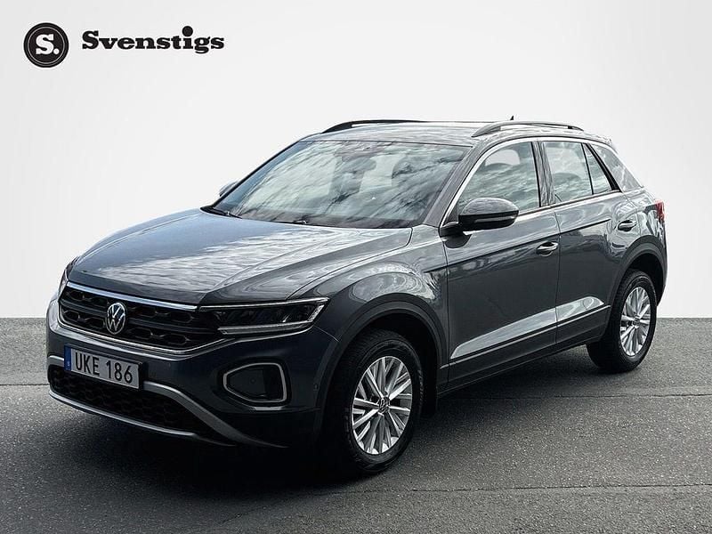 Mörkgrå Begagnad 2022 VW T-Roc Life SUV | 214 900 kr (Marknadspris) - Bild 1/4