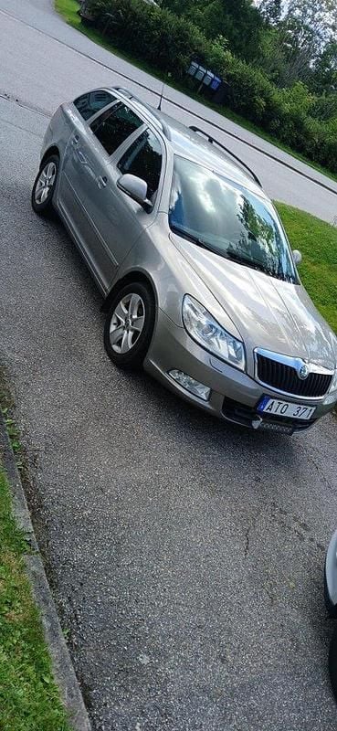Brun Begagnad 2010 Skoda Octavia Kombi | 25 000 kr (Bra pris) - Bild 1/4