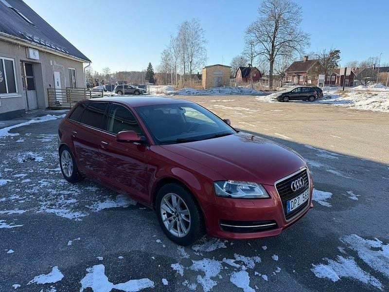 Begagnad Audi A3 Attraction 160 HK (117 kW) 2012 Röd Halvkombi