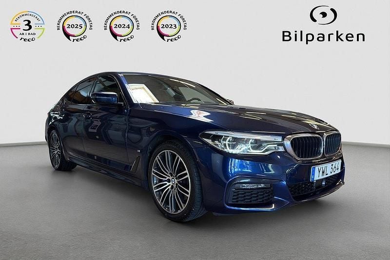 Blå Begagnad 2018 BMW 530e iPerformance Sedan | 279 990 kr - Bild 1/4
