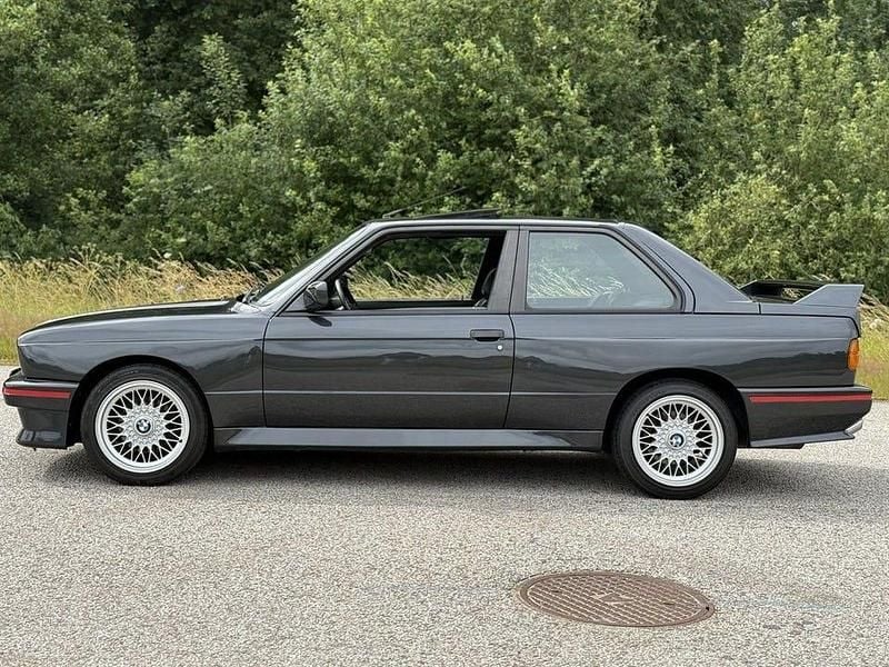 Begagnad BMW M3 220 HK (161 kW) 1987 Diamant svart Sedan