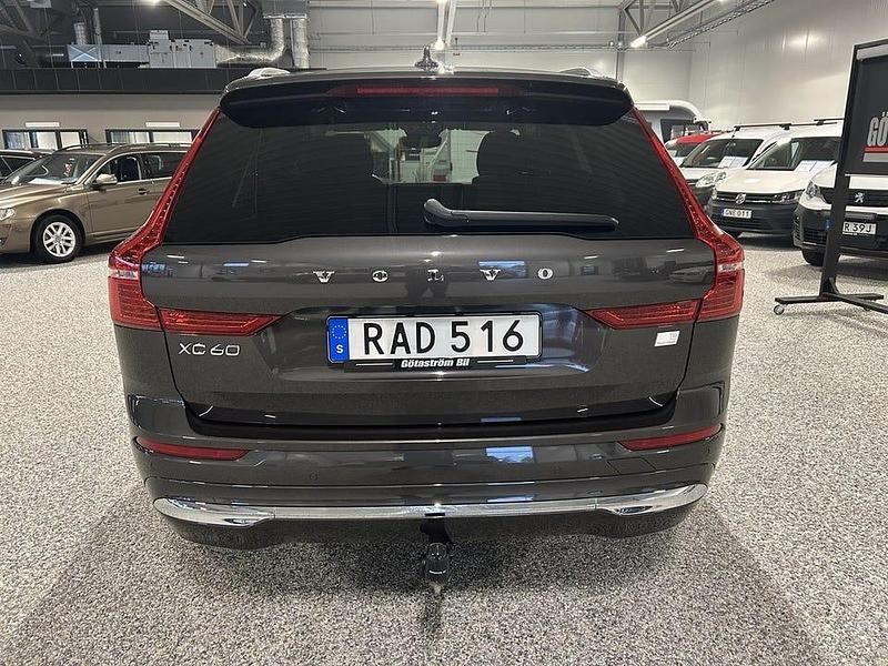 Begagnad Volvo XC60 Momentum 350 HK (257 kW) 2023 Gråmetallic metallic SUV