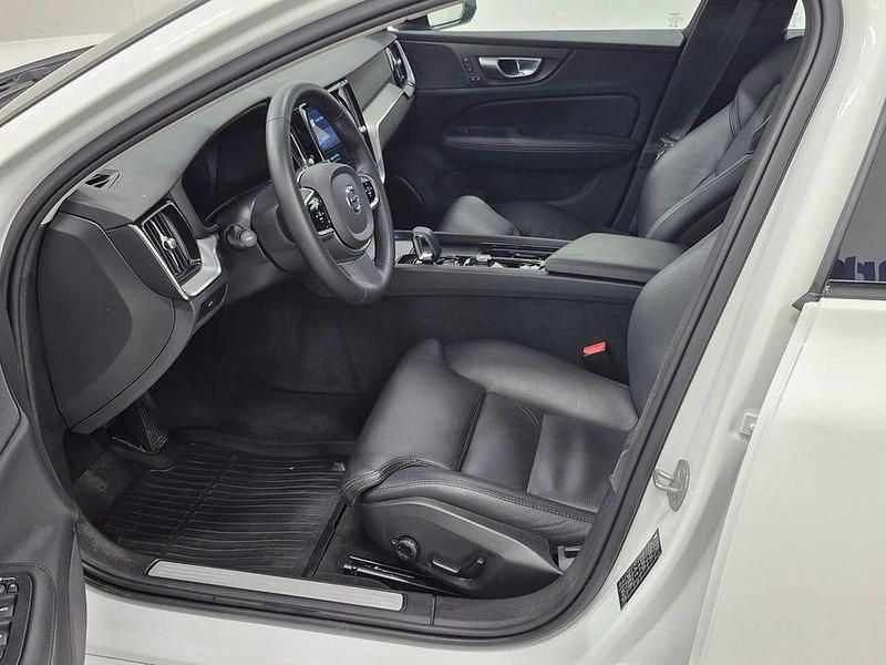 Begagnad Volvo V60 Plus 197 HK (144 kW) 2024 Crystal white metallic Kombi