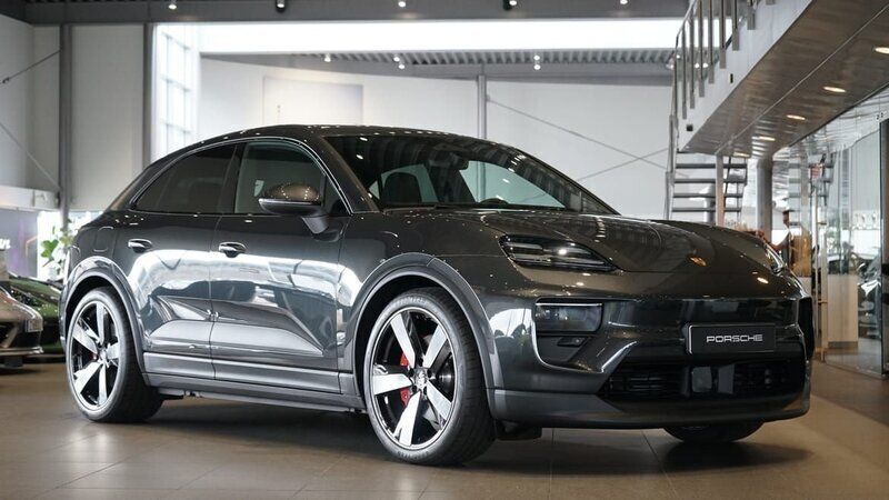 Grå Ny 2024 Porsche Macan SUV | 1 095 000 kr - Bild 1/4