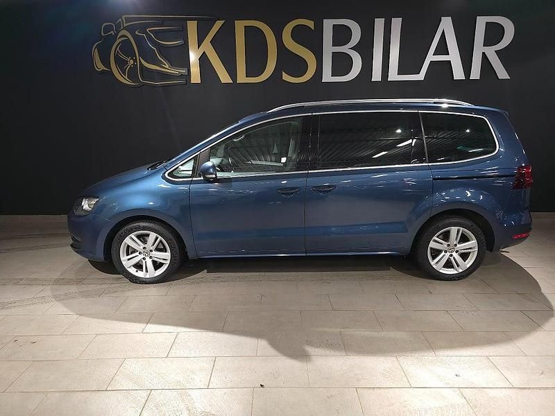 Blå Begagnad 2016 VW Sharan Minibuss | 209 500 kr (Marknadspris) - Bild 1/4