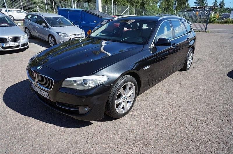 Svart (svart metallic) Begagnad 2011 BMW 520 Kombi | 54 900 kr (Bra pris) - Bild 1/4