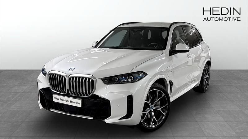 Vit Begagnad 2024 BMW X5 Comfort Edition SUV | 919 700 kr (Bra pris) - Bild 1/4