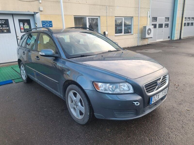 Grå Begagnad 2008 Volvo V50 Kinetic Kombi | 9 900 kr (Superpris) - Bild 1/4