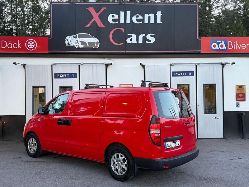 Begagnad Hyundai H-1 170 HK (125 kW) 2012 Röd Minibuss