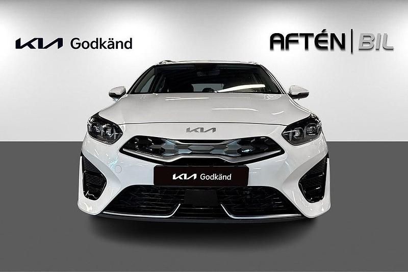 Begagnad Kia Ceed 141 HK (103 kW) 2023 Deluxe white metallic Halvkombi