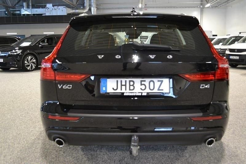 Begagnad Volvo V60 Momentum 190 HK (139 kW) 2020 Svart Kombi