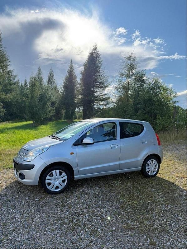 Silver Begagnad 2009 Nissan Pixo Halvkombi | 29 900 kr - Bild 1/4
