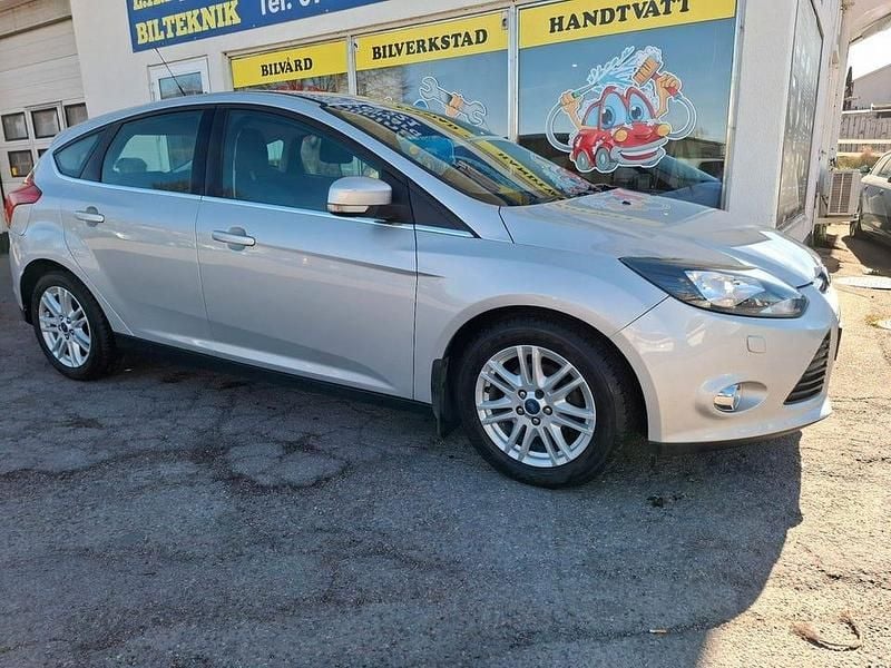 Grå Begagnad 2014 Ford Focus Titanium Halvkombi | 69 900 kr (Marknadspris) - Bild 1/4