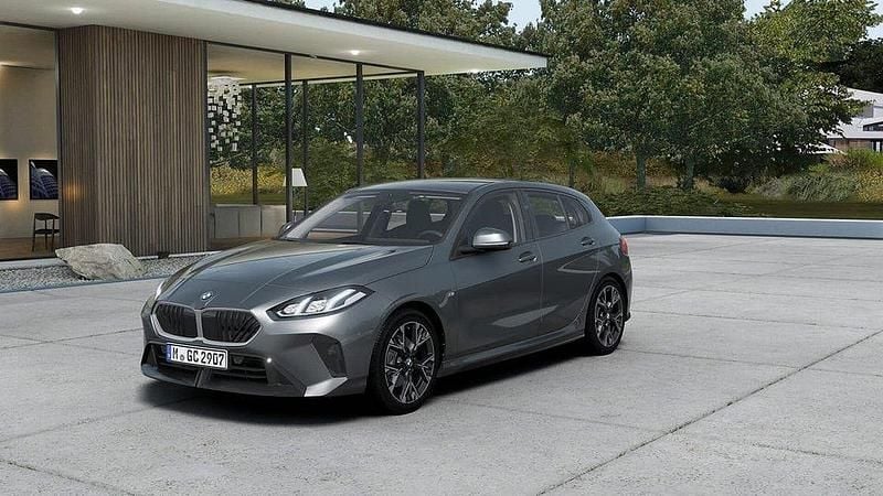 Grå Begagnad 2025 BMW 120 Shadowline Halvkombi | 369 000 kr - Bild 1/4