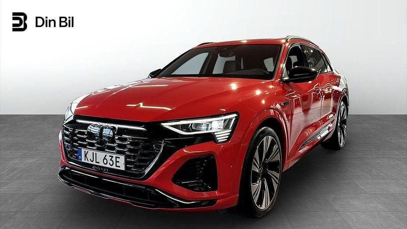 Röd (soneiraröd metallic) Begagnad 2023 Audi Q8 e-tron S-Line SUV | 709 900 kr (Marknadspris) - Bild 1/4