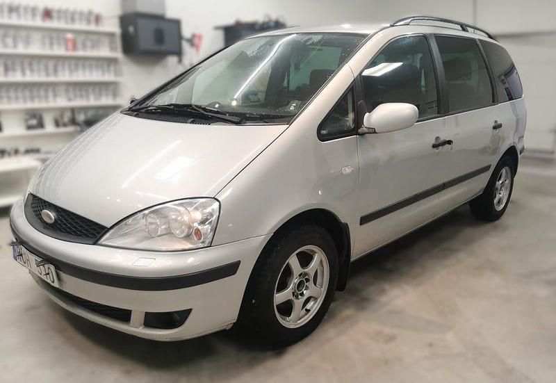 Grå Begagnad 2001 Ford Galaxy Minibuss | 12 900 kr - Bild 1/4