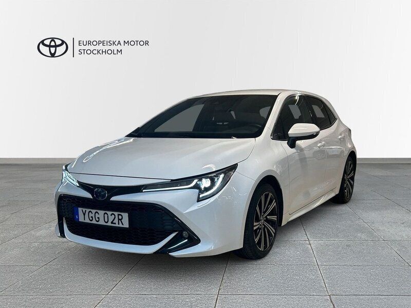 Vit Begagnad 2022 Toyota Corolla Style Halvkombi | 234 900 kr (Marknadspris) - Bild 1/4
