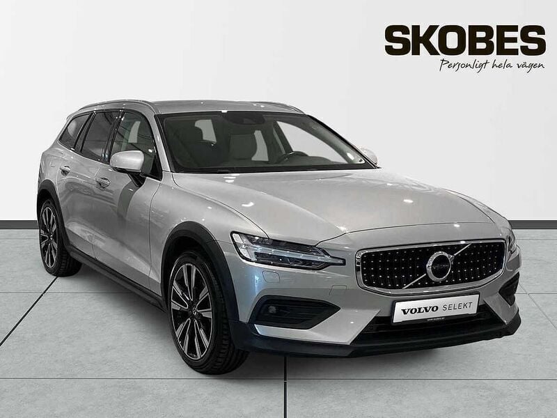 Vit Begagnad 2019 Volvo V60 CC Pro Kombi | 349 000 kr (Lite dyr) - Bild 1/3