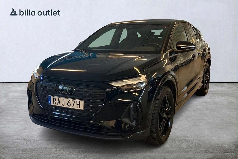 Svart Begagnad 2023 Audi Q4 Sportback e-tron Comfort SUV | 429 900 kr - Bild 1/3