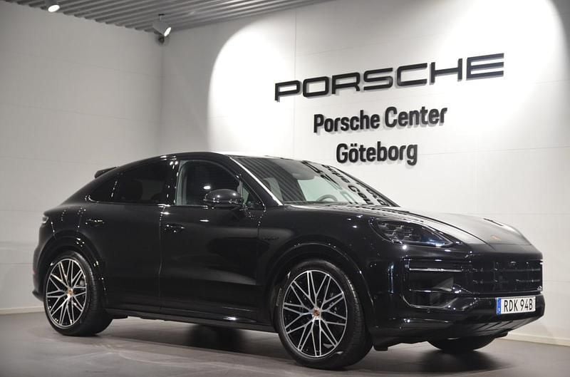 Svart (black) Begagnad 2025 Porsche Cayenne SUV | 1 399 000 kr (Marknadspris) - Bild 1/4
