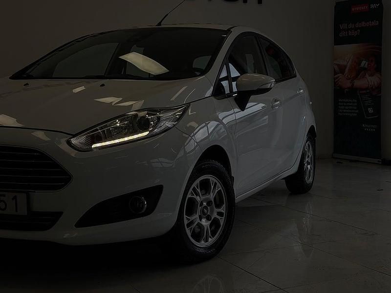 Begagnad Ford Fiesta Titanium 80 HK (58 kW) 2015 Vit Halvkombi