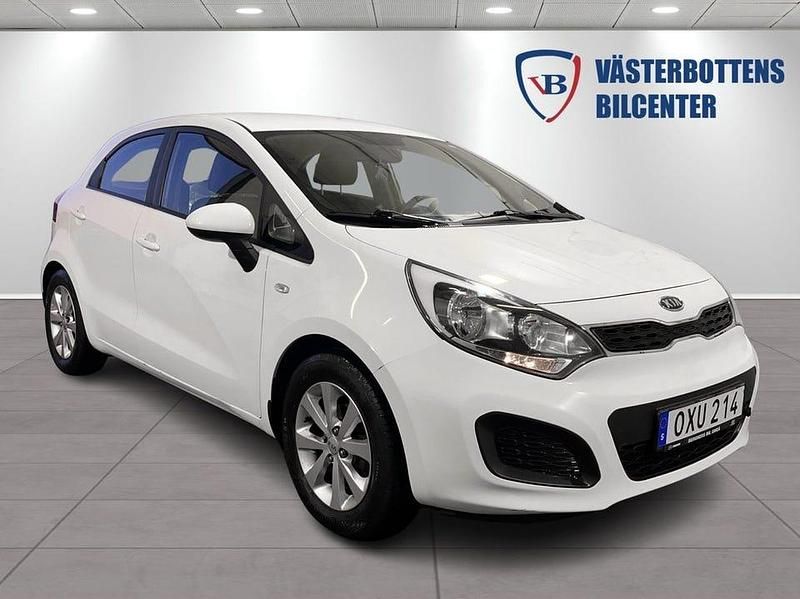 Vit Begagnad 2012 Kia Rio Halvkombi | 64 900 kr (Marknadspris) - Bild 1/4