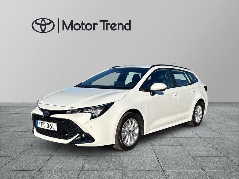 Vit Begagnad 2024 Toyota Corolla Active Kombi | 274 900 kr (Marknadspris) - Bild 1/3