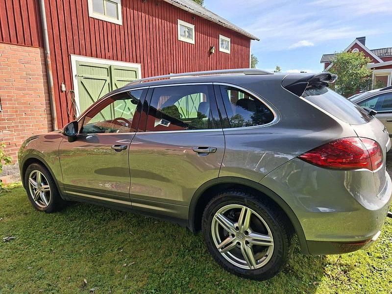 Grå Begagnad 2012 Porsche Cayenne SUV | 179 000 kr (Marknadspris) - Bild 1/4