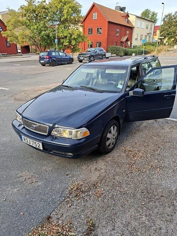 Blå Begagnad 2000 Volvo V70 Standard Kombi | 15 000 kr (Marknadspris) - Bild 1/4