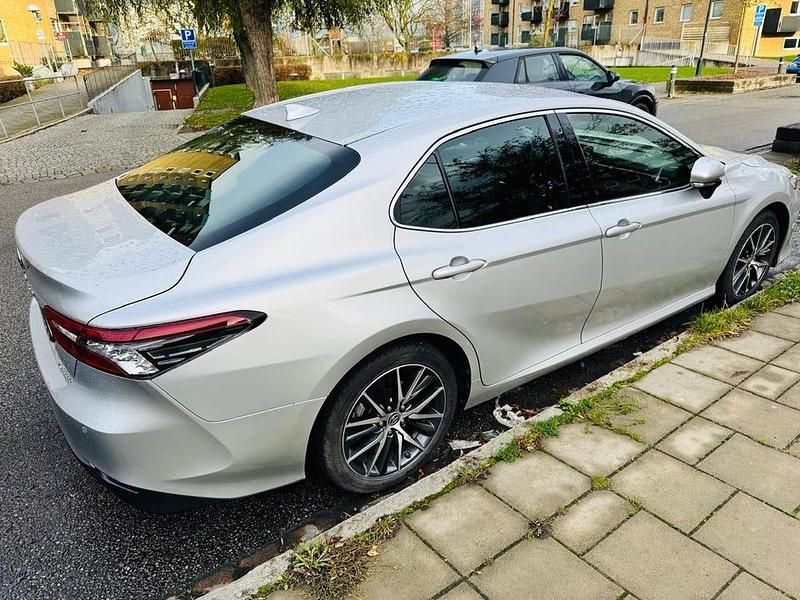 Begagnad 2021 Toyota Camry Hybrid Sedan | 269 500 kr (Marknadspris) - Bild 1/4