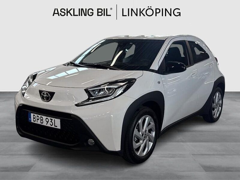 Vit Begagnad 2024 Toyota Aygo Comfort Halvkombi | 184 000 kr (Marknadspris) - Bild 1/4