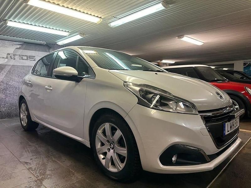 Vit Begagnad 2015 Peugeot 208 Halvkombi | 79 900 kr (Marknadspris) - Bild 1/4