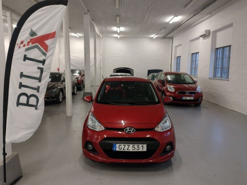 Röd Begagnad 2015 Hyundai i10 Halvkombi | 57 800 kr (Marknadspris) - Bild 1/4