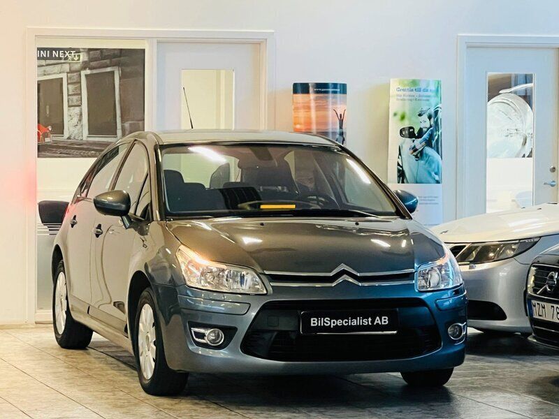 Grå Begagnad 2010 Citroën C4 Halvkombi | 39 000 kr (Marknadspris) - Bild 1/4