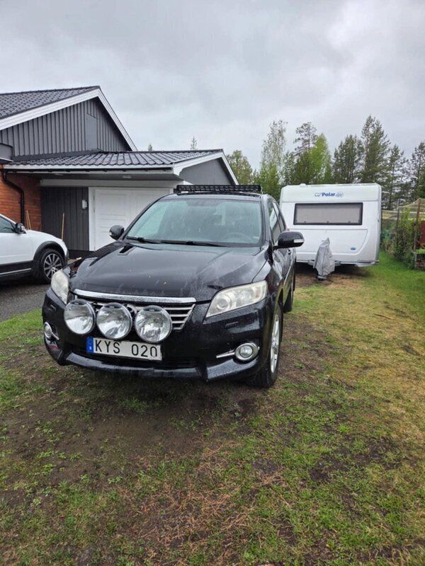 Svart Begagnad 2010 Toyota RAV4 SUV | 86 000 kr (Marknadspris) - Bild 1/2