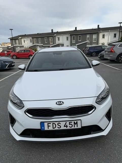Vit Begagnad 2020 Kia Ceed Sportswagon GT-Line Kombi | 194 500 kr (Marknadspris) - Bild 1/4