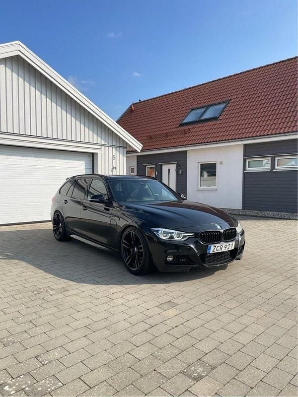 Svart Begagnad 2018 BMW 340 M Sport Kombi | 344 900 kr (Bra pris) - Bild 1/4