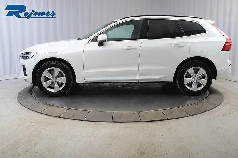 Begagnad Volvo XC60 Core 197 HK (144 kW) 2023 Crystal vit metallic SUV